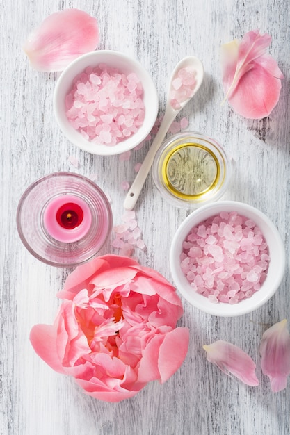 Roze bloemzout pioen etherische olie voor spa en aromatherapie