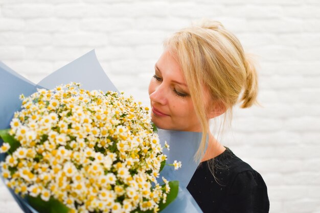 roze boeket verse lentebloemen en jonge vrouw verliefd