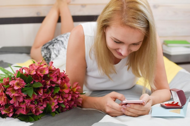 roze boeket verse lentebloemen en jonge vrouw verliefd