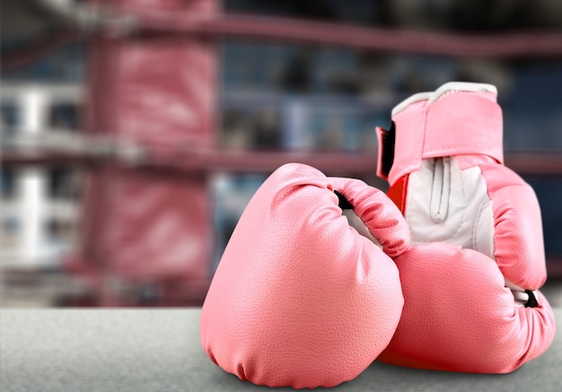 Roze bokshandschoenen op bureau