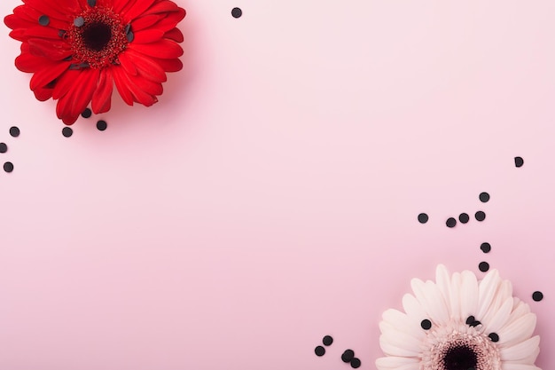 Roze borstkanker bewustzijn lint witte en rode gerbera's met zwarte confetti en roze lint op achtergronden borstkanker bewustzijn en oktober roze dag wereld kanker dag bovenaanzicht mock up