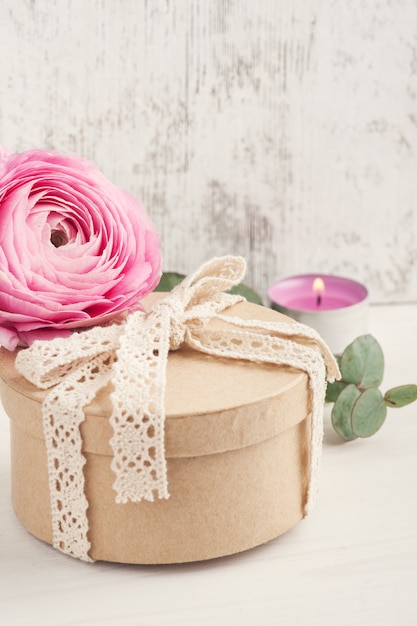 Roze boterbloemenbloem met giftdoos