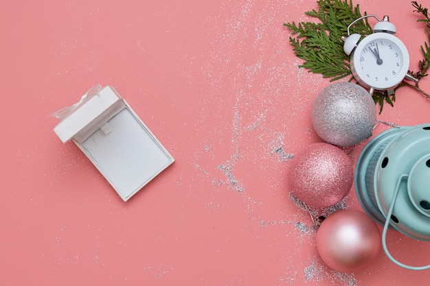 Roze bovenaanzicht flatlay met roze en zilveren decor en klok