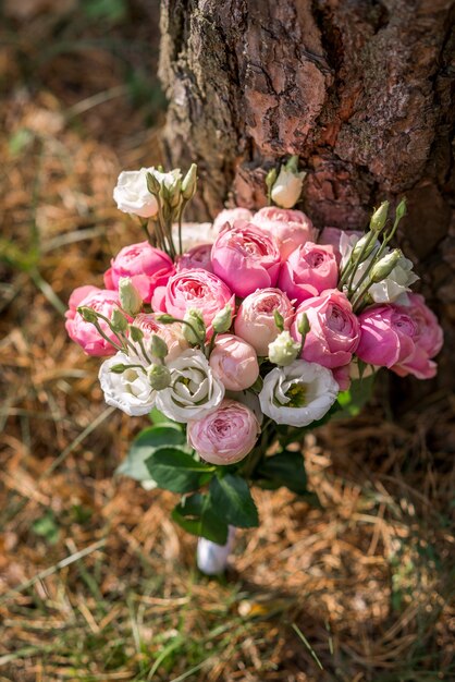 Roze bruidsboeket met pioenrozen en rozen