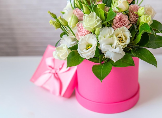 Roze cadeau met bloemenboeket