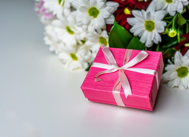 Roze cadeau met bloemenboeket