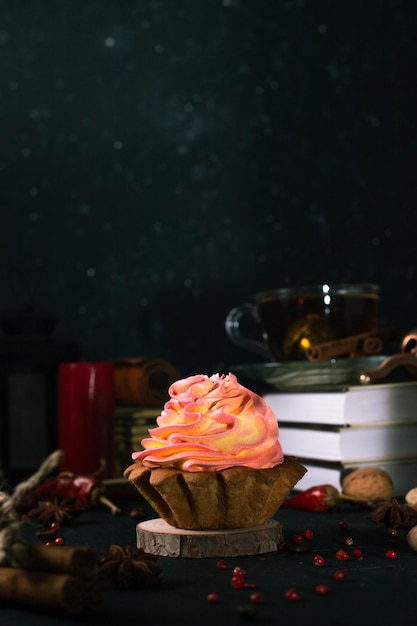 Roze cake in een zandkoekmand op een donkere achtergrond