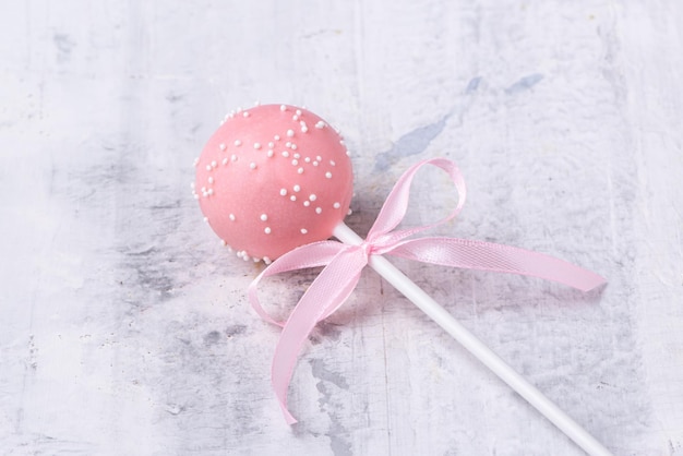 Roze cakepop op een gestructureerde achtergrond
