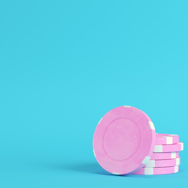 Roze casinofiches op heldere blauwe achtergrond