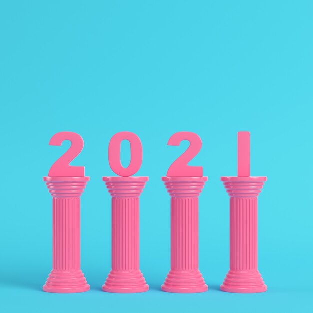 Roze cijfers uit 2021 op oude kolom op helderblauwe achtergrond