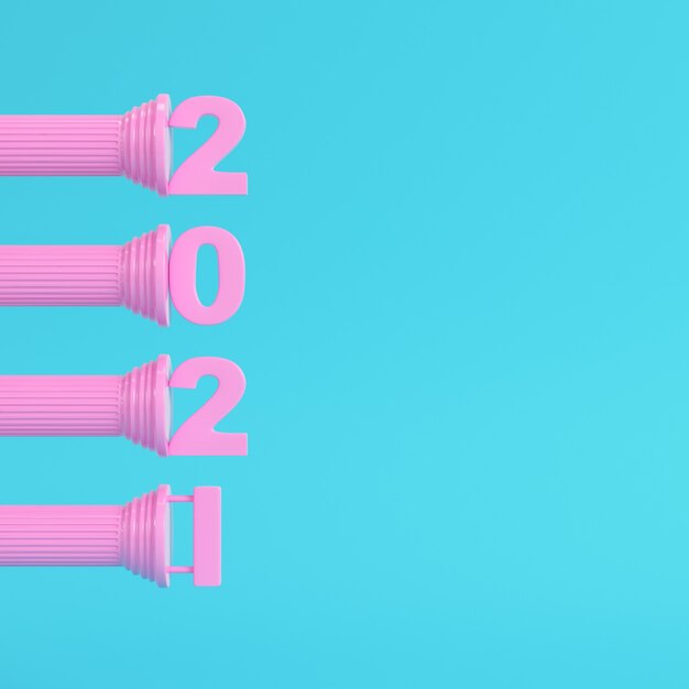 Roze cijfers uit 2021 op oude kolom op helderblauwe achtergrond
