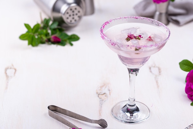 Roze cocktail Margarita met rozenstroop