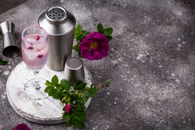 Roze cocktail met champagne en rozenstroop