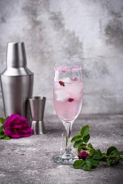 Roze cocktail met champagne en rozenstroop