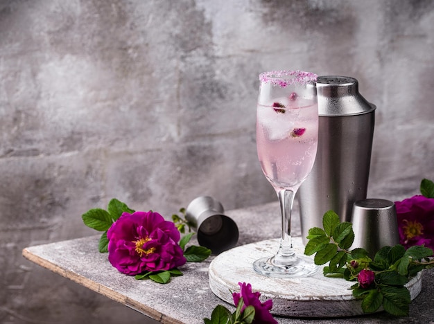 Roze cocktail met champagne en rozenstroop