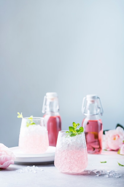 Roze cocktail met crushed ijs