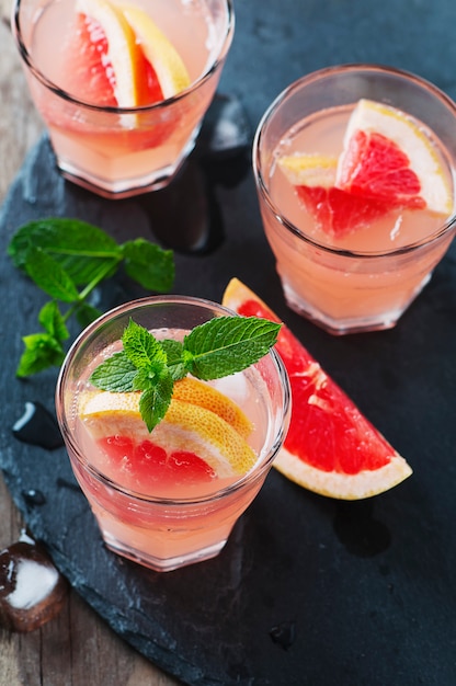 Roze cocktail met ijs en munt