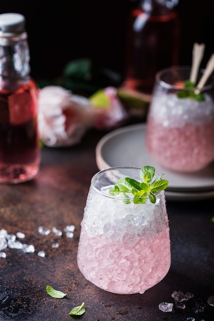 Roze cocktail met munt