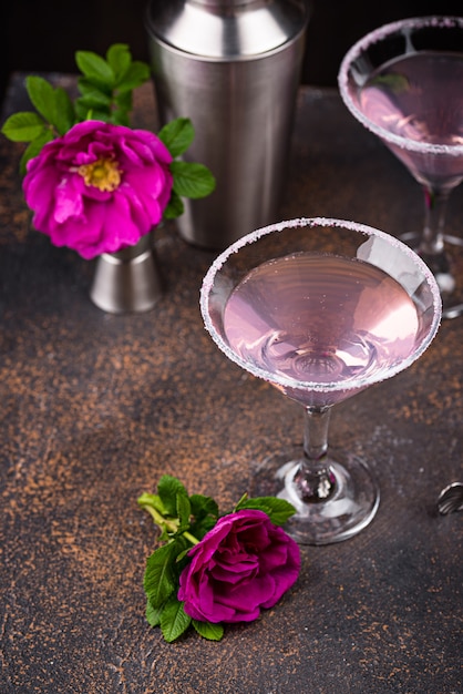 Roze cocktail met rozenstroop