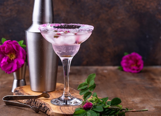 Roze cocktailmargarita met rozensiroop