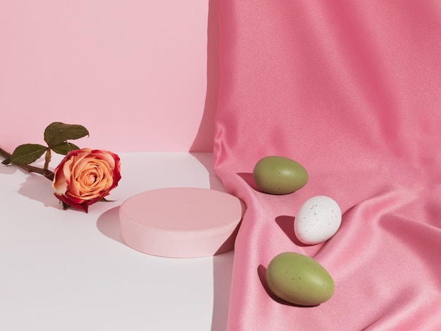 Roze compositie met satijnen roze bloem en kleurrijke paaseieren Bedrijfsconcept Vrolijk Pasen