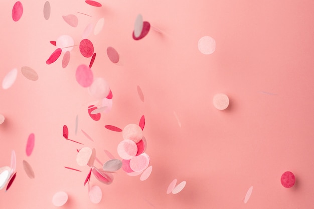 Roze confetti op roze achtergrond