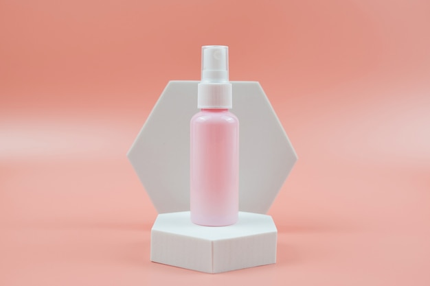 Roze cosmetische flessen voor crème gel lotion skincare cosmetisch concept