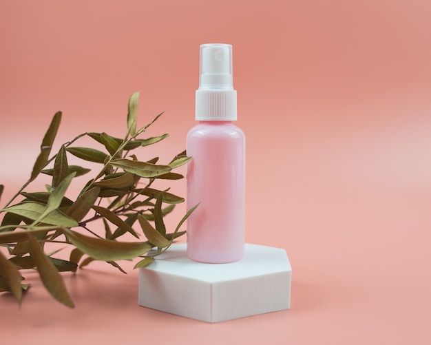 Roze cosmetische flessen voor crème gel lotion Skincare cosmetisch concept