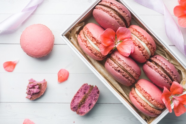 Roze dessert macaron of bitterkoekjes in een doos