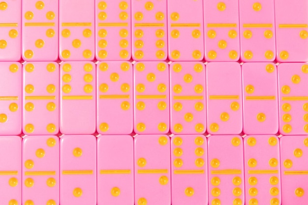 Roze dominostenen achtergrond kleurrijke dominostenen