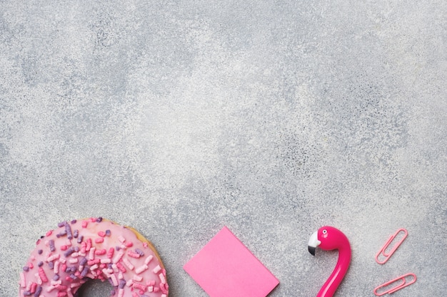 Roze donut en Flamingo-pen. achtergrond met copyspace