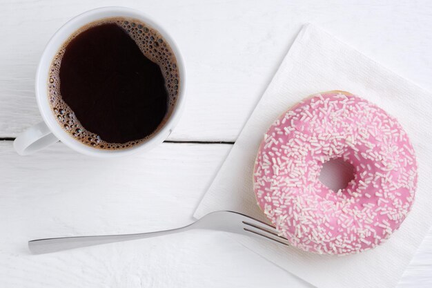 Roze donut en koffie