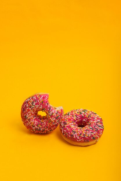Roze donut op een gele achtergrond