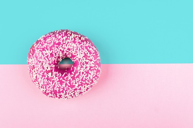 Roze donut op een kleurige achtergrond