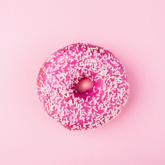 Roze donut op een kleurige achtergrond