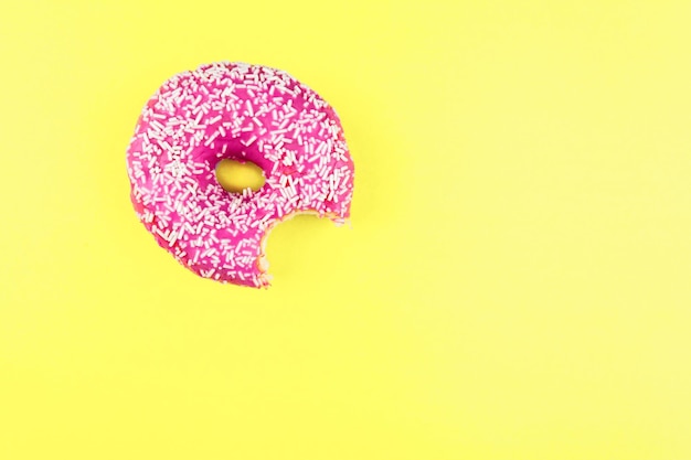 roze donut op kleur achtergrond