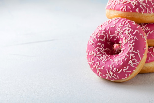 Roze donuts in poedersuiker.