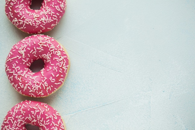 Roze donuts in poedersuiker.