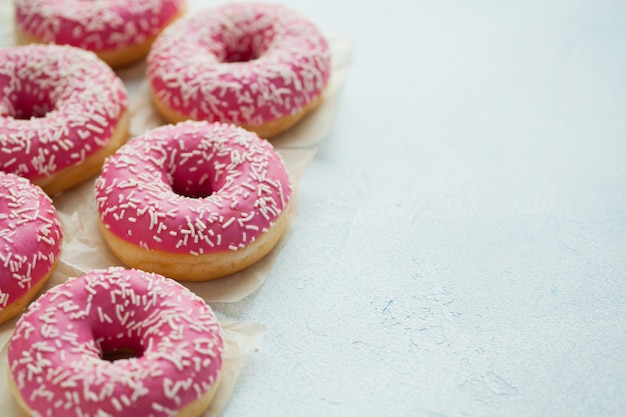 Roze donuts in poedersuiker.