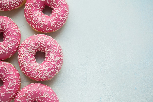 Roze donuts in poedersuiker.
