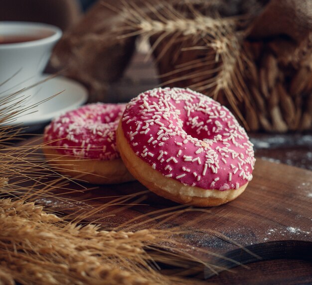 Roze donuts met hagelslag