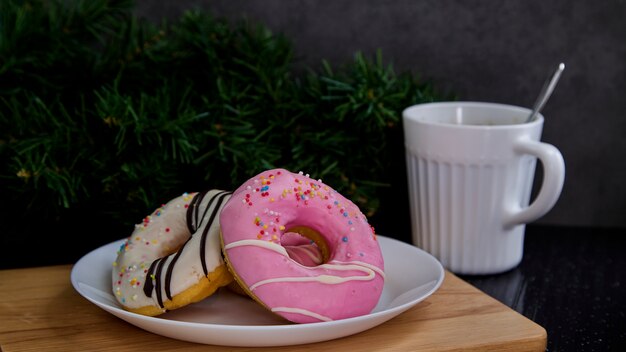 Roze Donuts op plaat met koffie