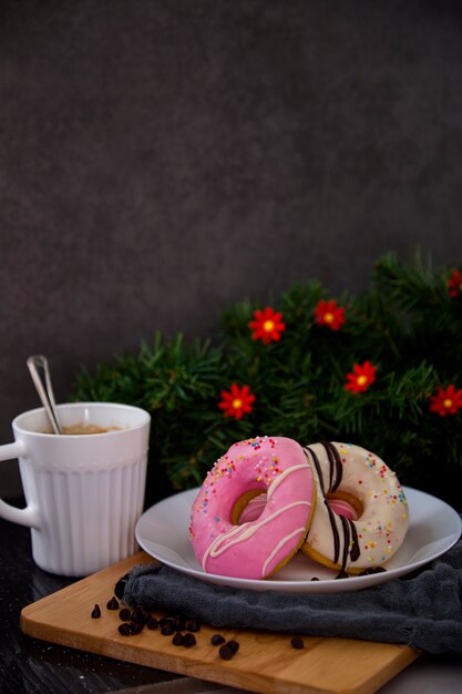 Roze donuts op plaat met koffie