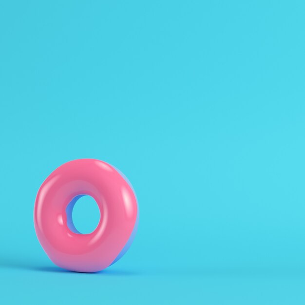Roze doughnut op heldere blauwe achtergrond