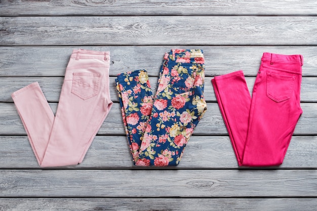 Roze en blauwe broek. Paar gevouwen casual broeken. Gloednieuwe kleding op voorraad. Verkoop van goederen uit het buitenland.