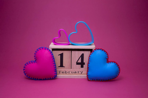 Foto roze en blauwe handgemaakte stoffen harten die liefde symboliseren op een valentijnsdag-achtergrond