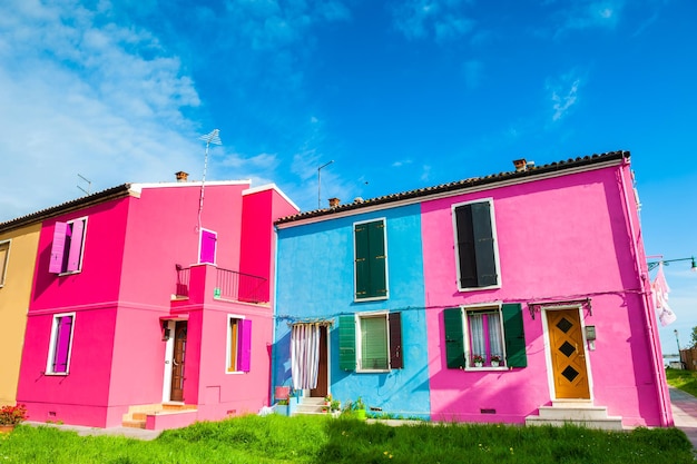 Roze en blauwe huizen tegen de hemel. Kleurrijke architectuur op het eiland Burano, Venetië, Italië