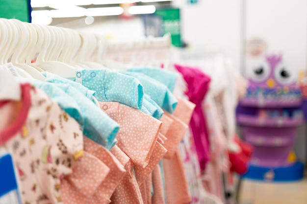 Roze en blauwe t-shirts voor meisjes tentoongesteld in een kinderkledingwinkel
