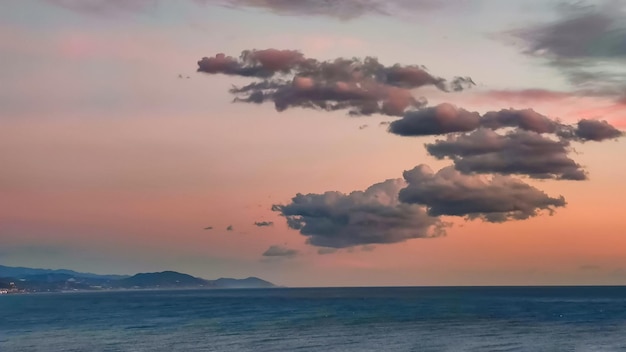 Foto roze en blauwe wolken in de avond roze hemel over de zee schemering fee zonsondergang kopieer ruimte