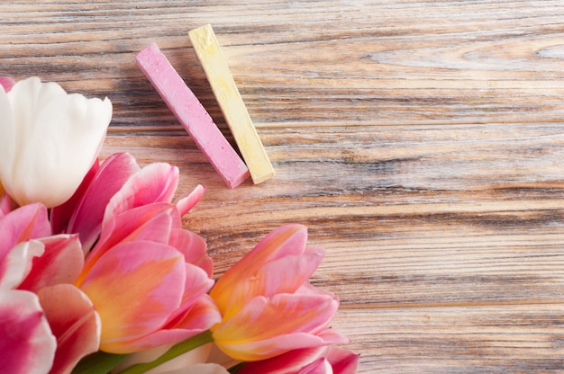 Roze en geel krijt met tulpen